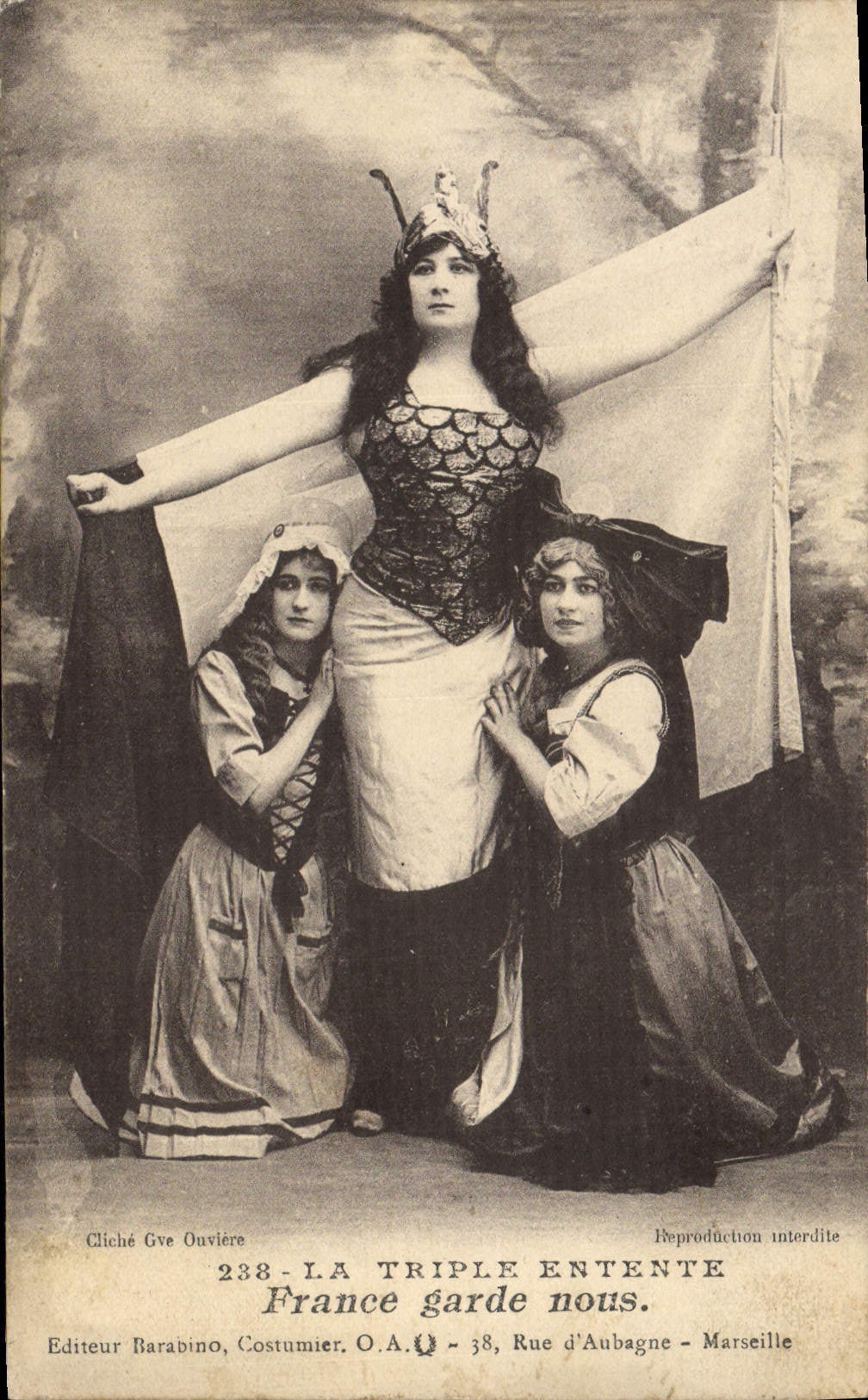 CPA Folklore Alsace La Triple Entente France garde nous