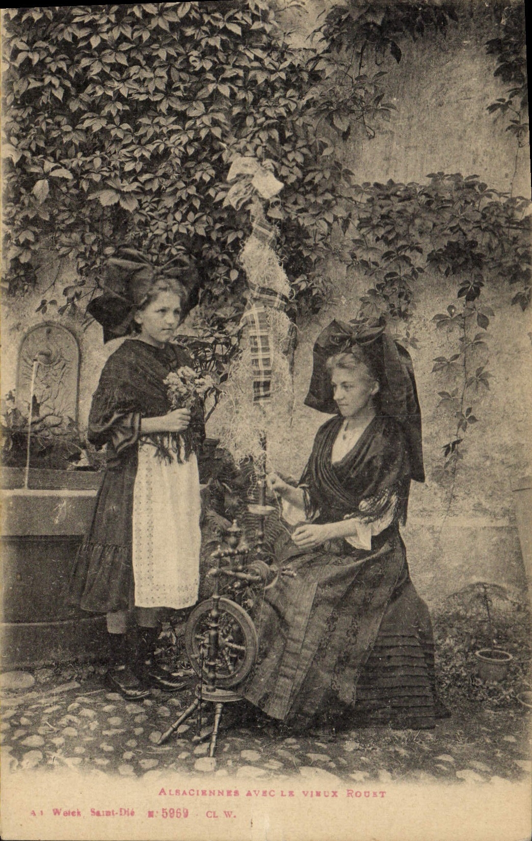 CPA Folklore Alsace Alsaciennes avec le vieux rouet