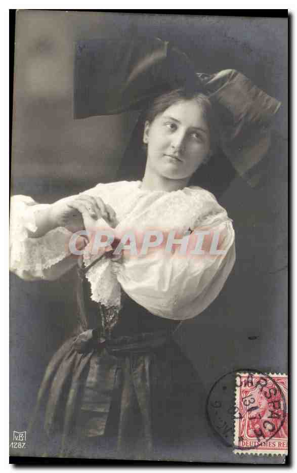 Jeune femme en costume traditionnel — photographie — éditeur VB, n° 1287
