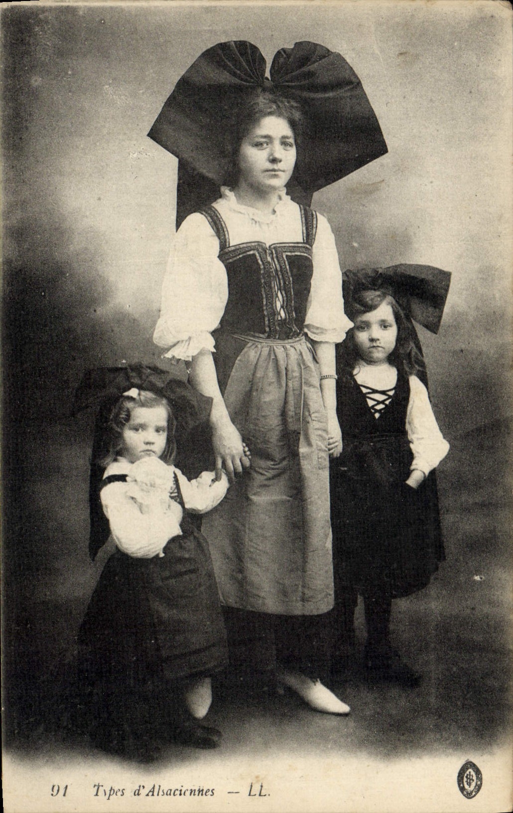 CPA Folklore Alsace Types d'Alsaciennes Enfants