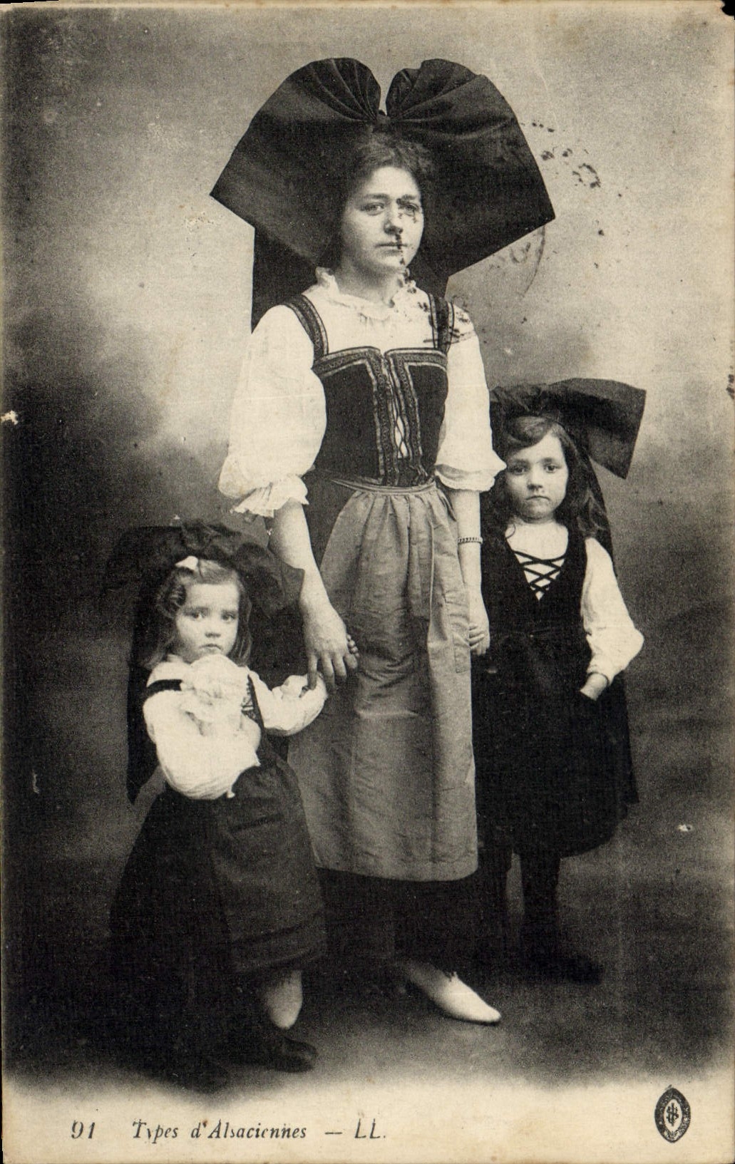 CPA Folklore Alsace Types d'Alsaciennes Enfants