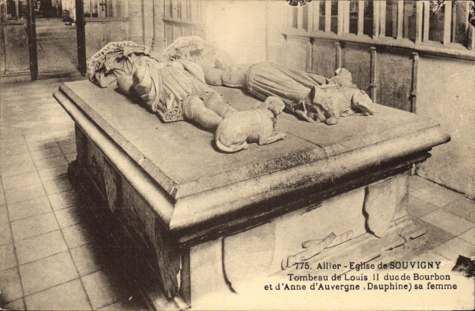CPA Eglise de Souvigny Tombeau de Louis II duc de bourbon et d'Anne d'Auvergne 