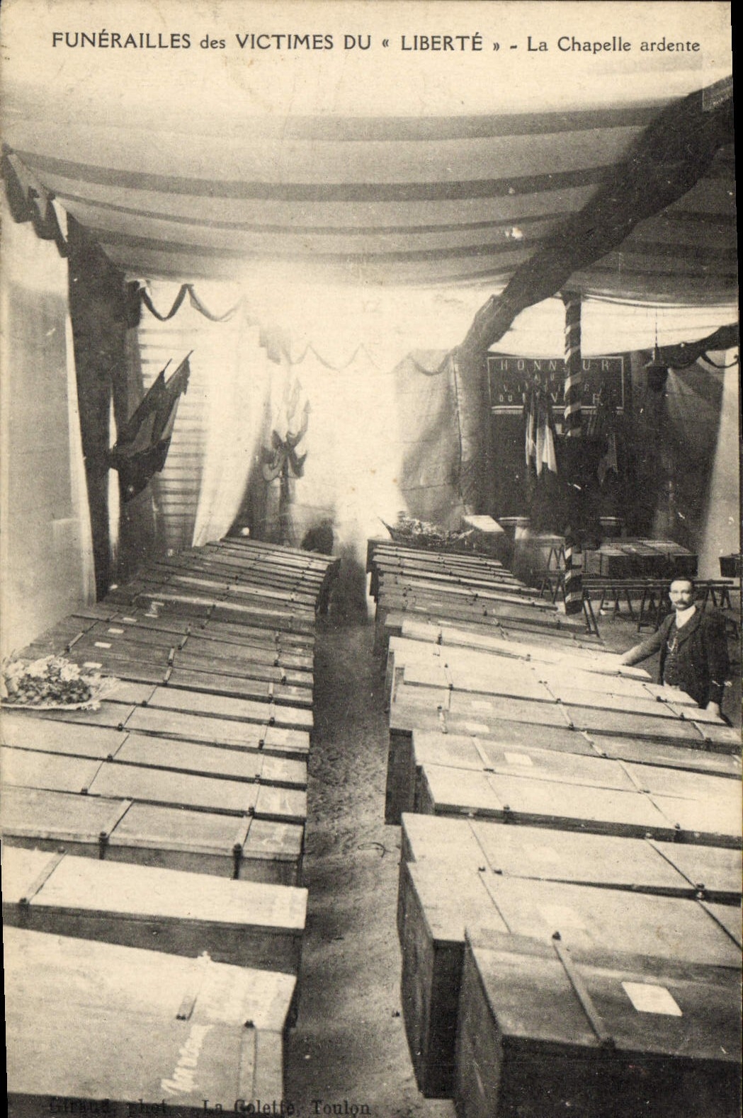Funérailles des victimes du « Liberté » — La chapelle ardente — Girard phot. La Coletta, Toulon