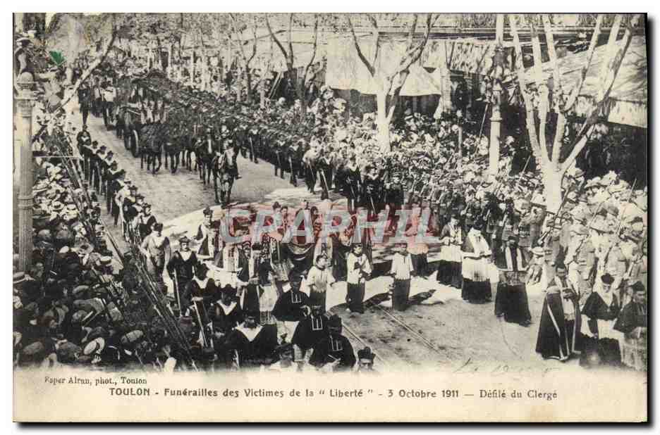 CPA Toulon Funerailles des victimes de la Liberte Defile du clerge 