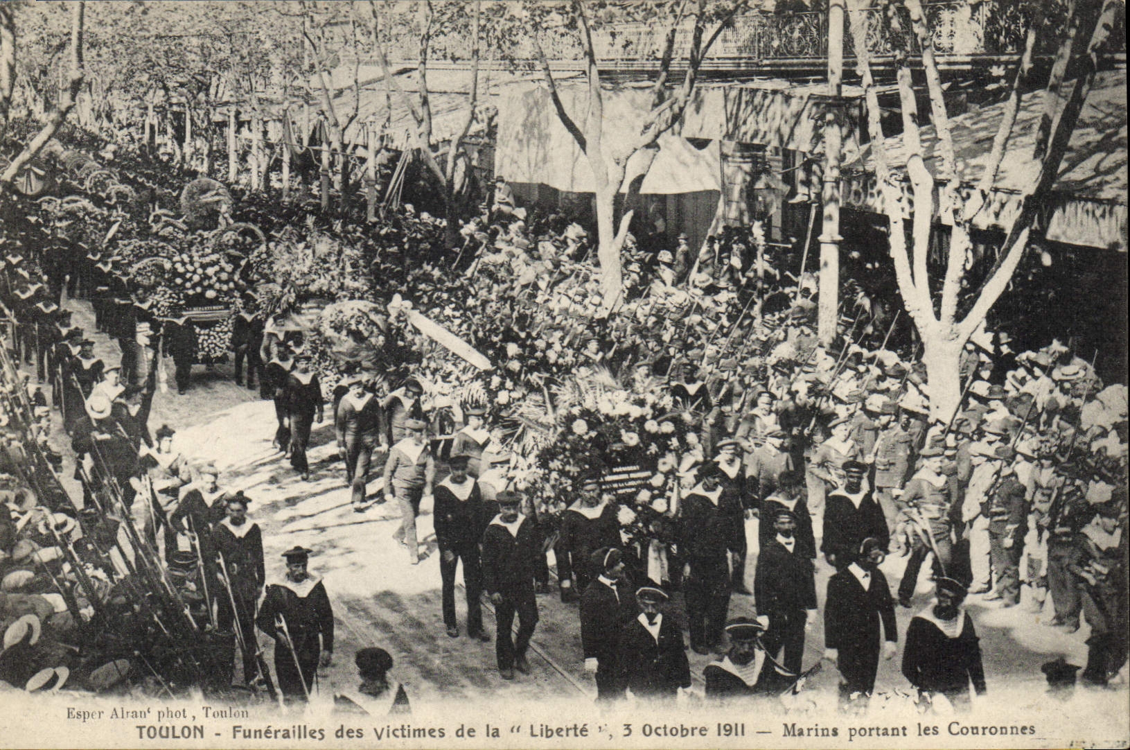 Toulon - Funérailles des victimes de la "Liberté", 3 Octobre 1911 — Marines portant les Couronnes — Esper Alran phot, Toulon