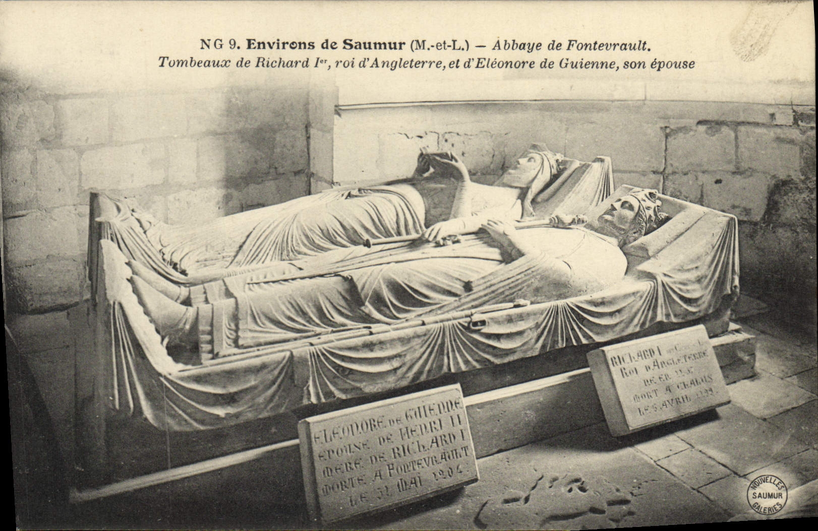 CPA Environs de Saumur Abbaye de Fontevrault Tombeaux de Richard 1er et d'Eleanore de Guienne 