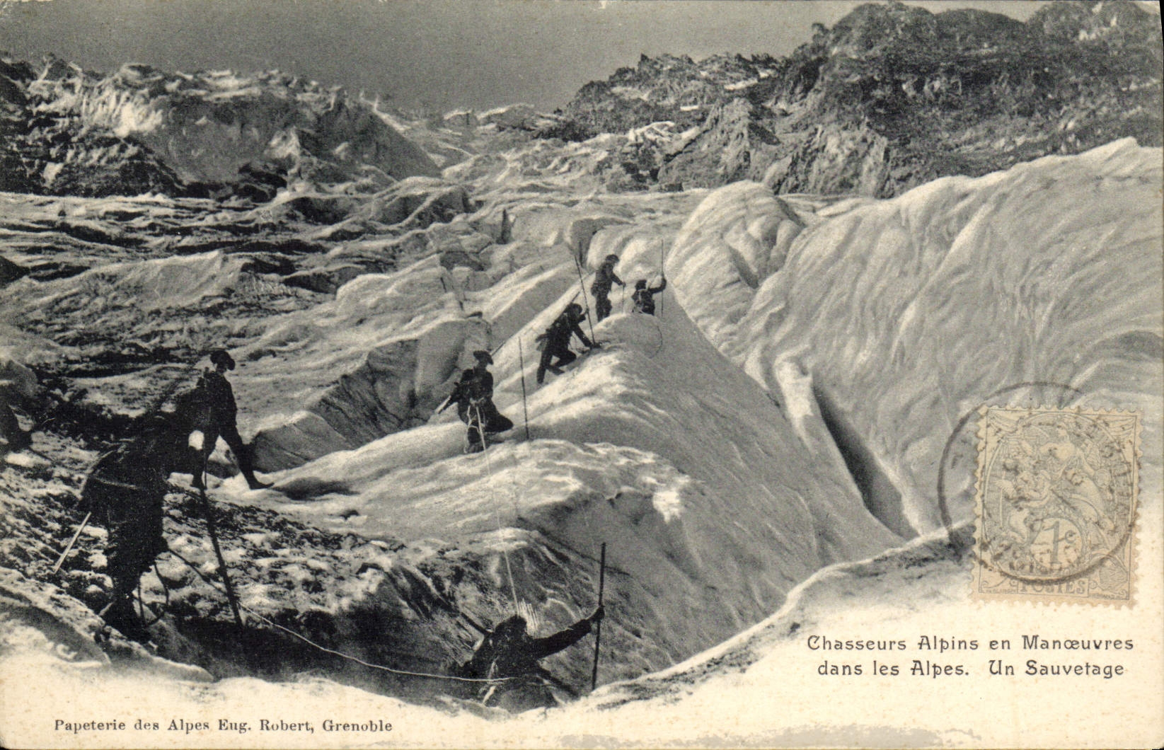 Chasseurs Alpins en Manœuvres dans les Alpes. Un Sauvetage — Papeterie des Alpes Eug. Robert, Grenoble
