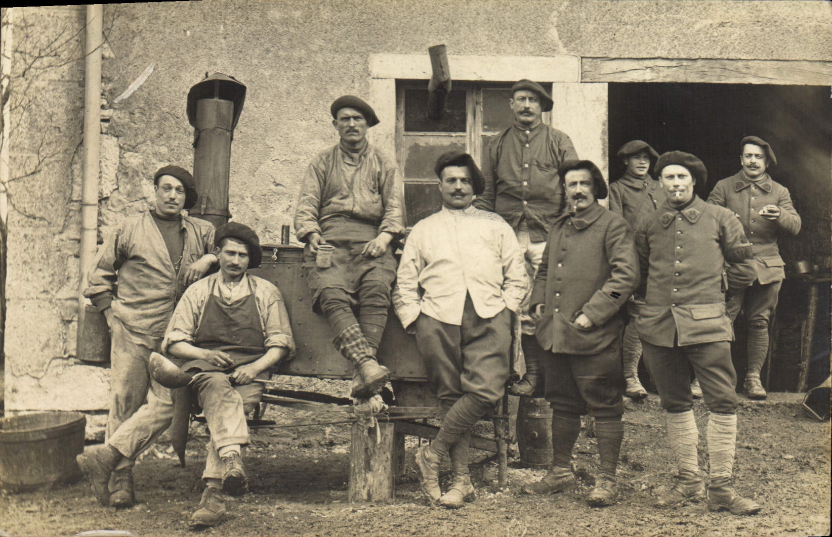 Gruppo di soldati e operai — 1914-1916 — B. Giraudon, Bassin - Parigi