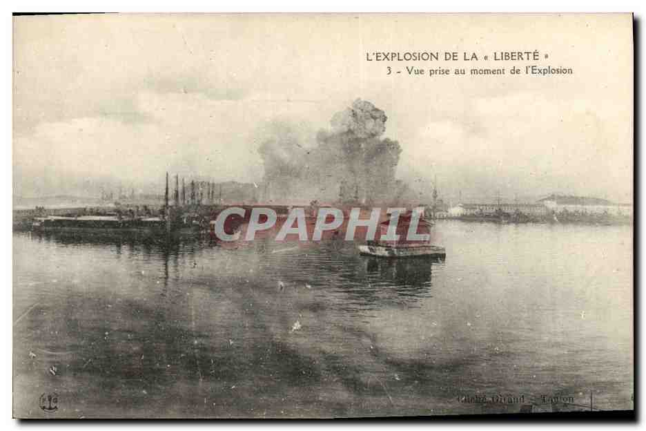 CPA Bateau L'explosion de la Liberte Vue prise au moment de l'explosion