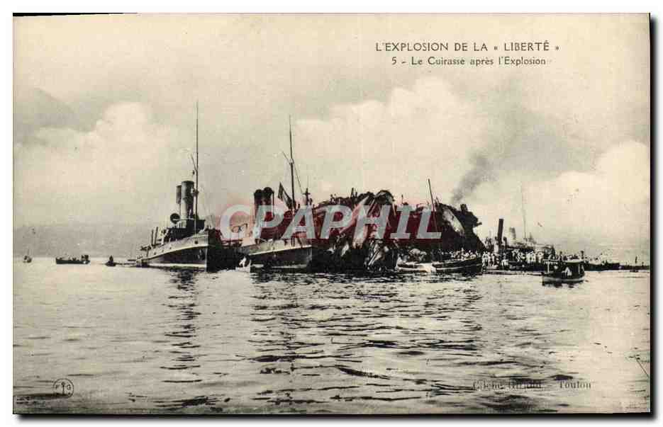 CPA Bateau L'explosion du Liberte Le cuirasse apres l'explosion