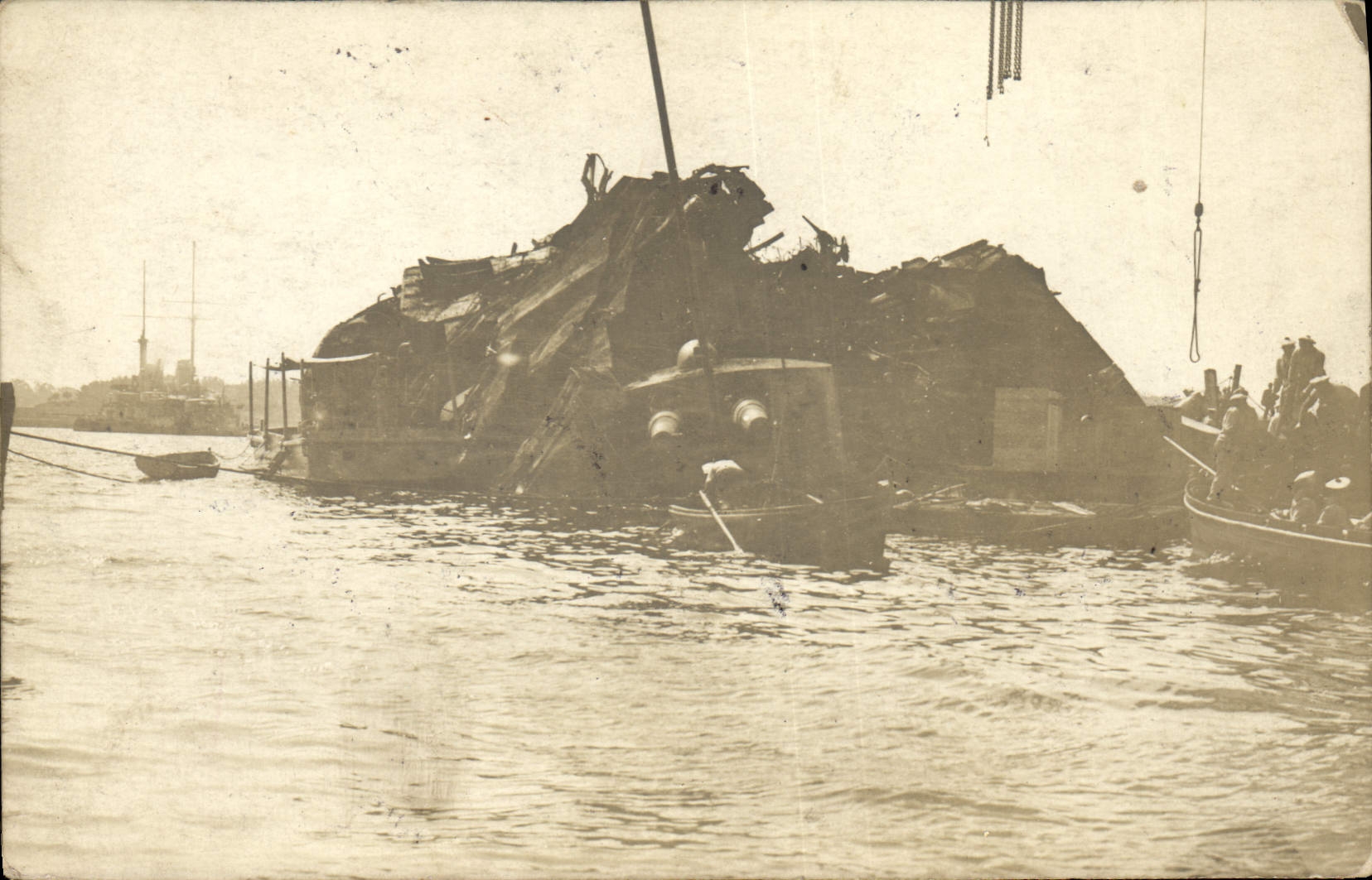 CARTE PHOTO Bateau Cuirasse Explosion