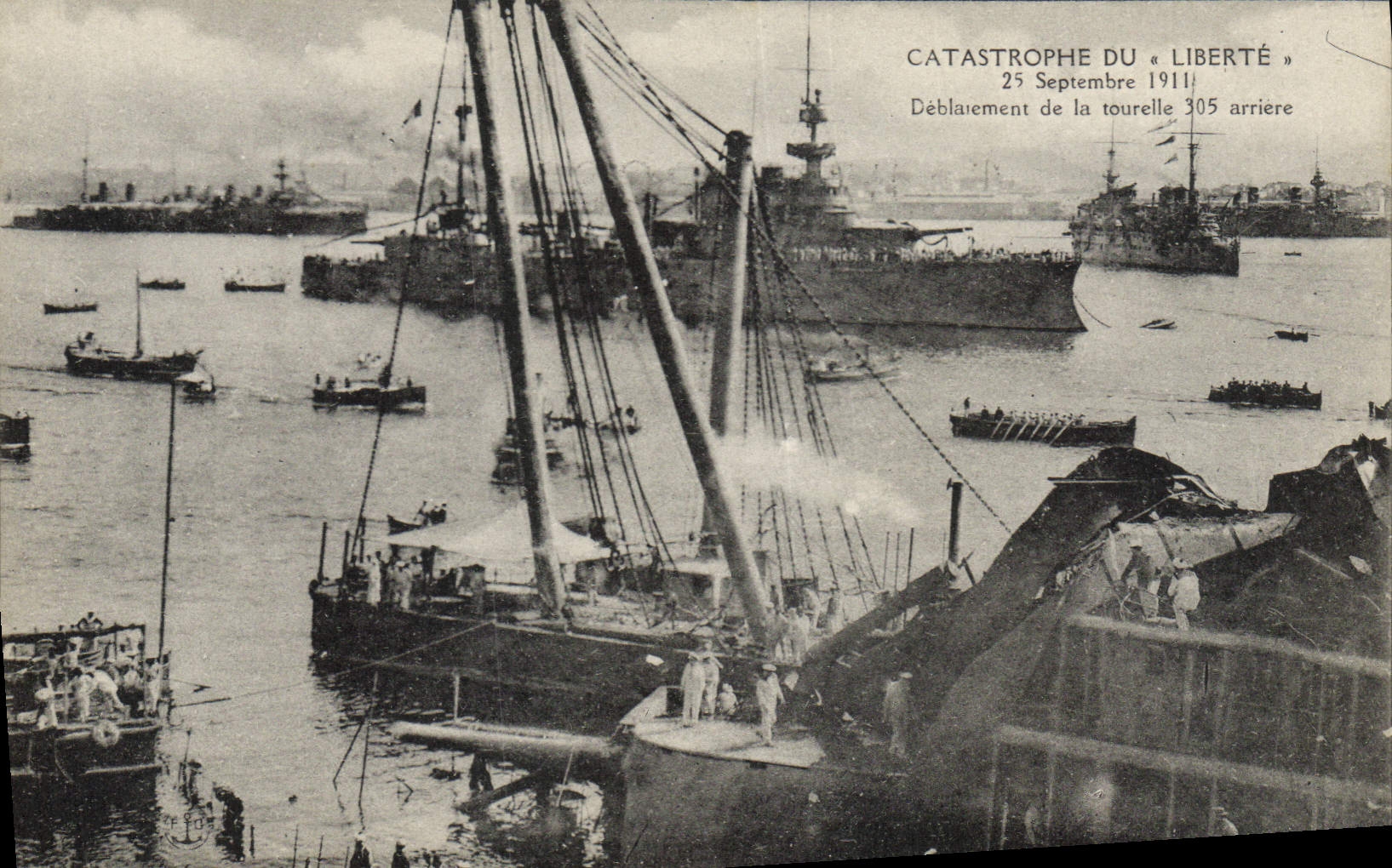 CPA Bateau Catastrophe du Liberte Deblaiement de la tourelle
