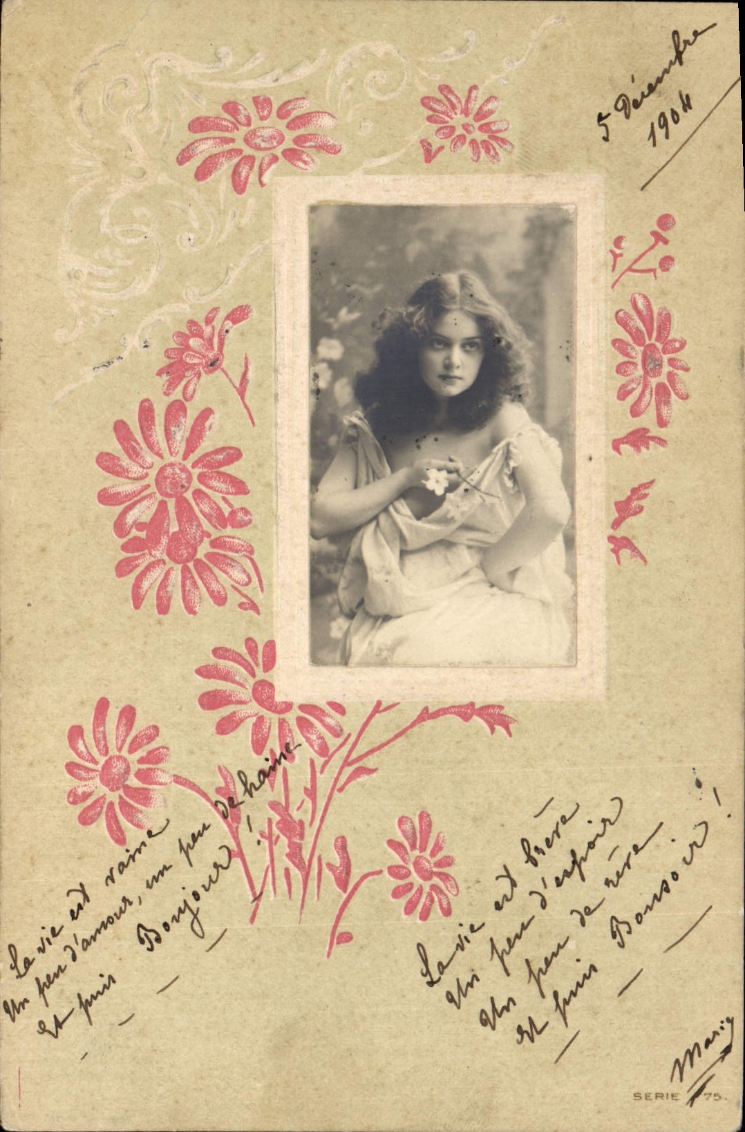 Femme en robe blanche — décor floral rose — série 75
