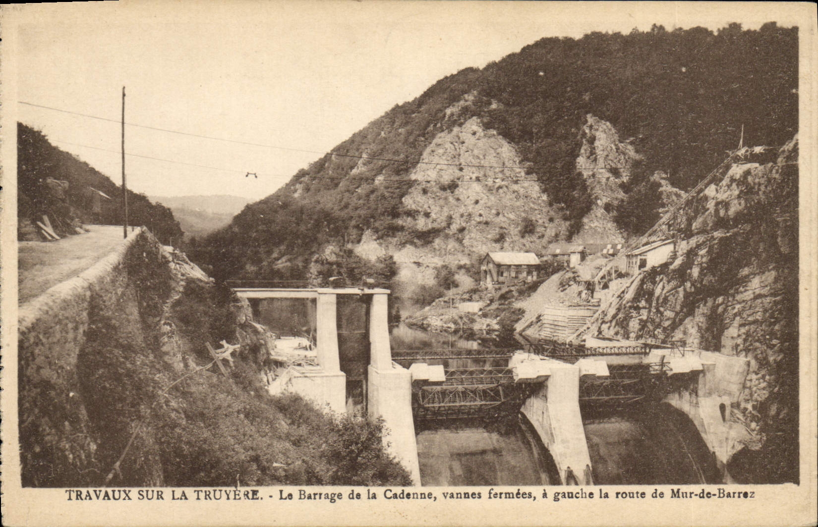 Travaux sur la Truyère - Le Barrage de la Cadenne, vannes fermées, à gauche la route de Mur-de-Barrez
