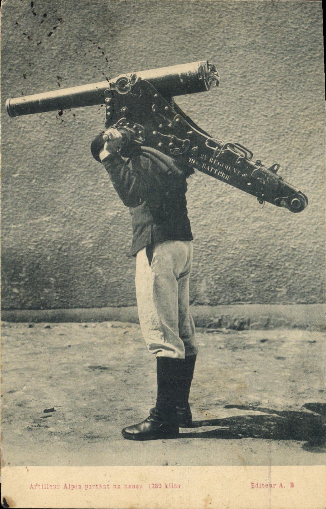 CPA Militaria Chasseurs Alpins Artilleur alpin portant un canon