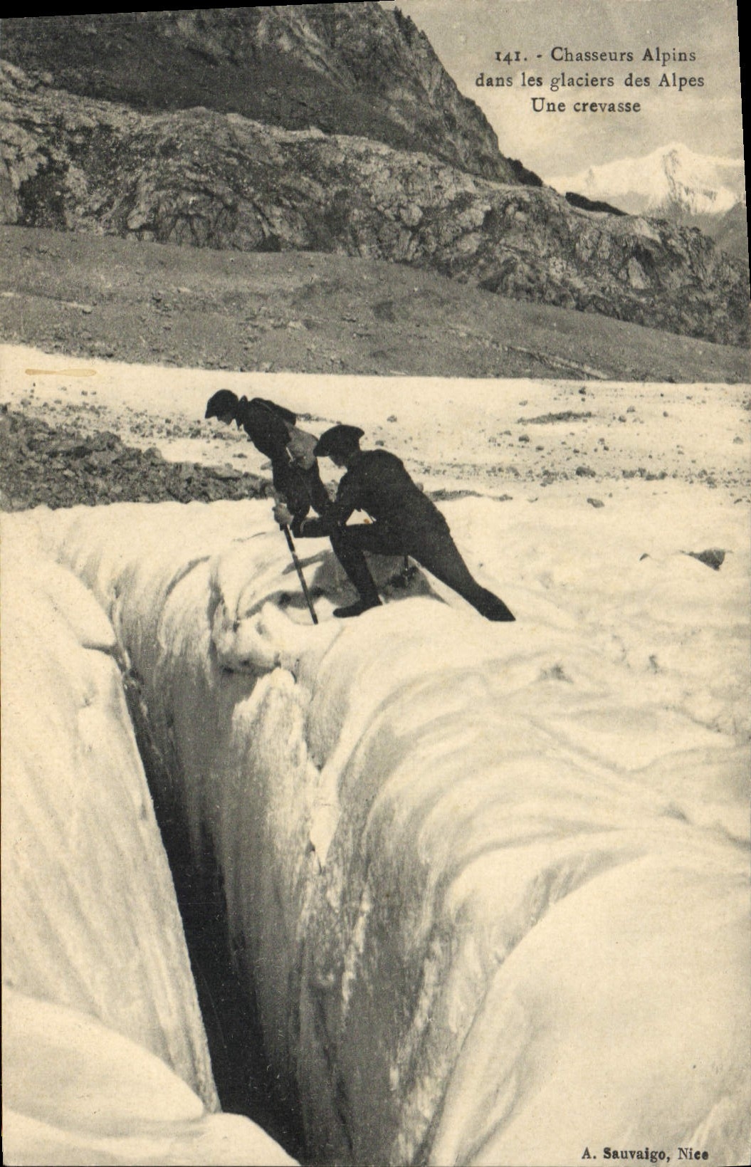 Chasseurs Alpins dans les glaciers des Alpes — Une crevasse — A. Sauvaigo, Nîmes