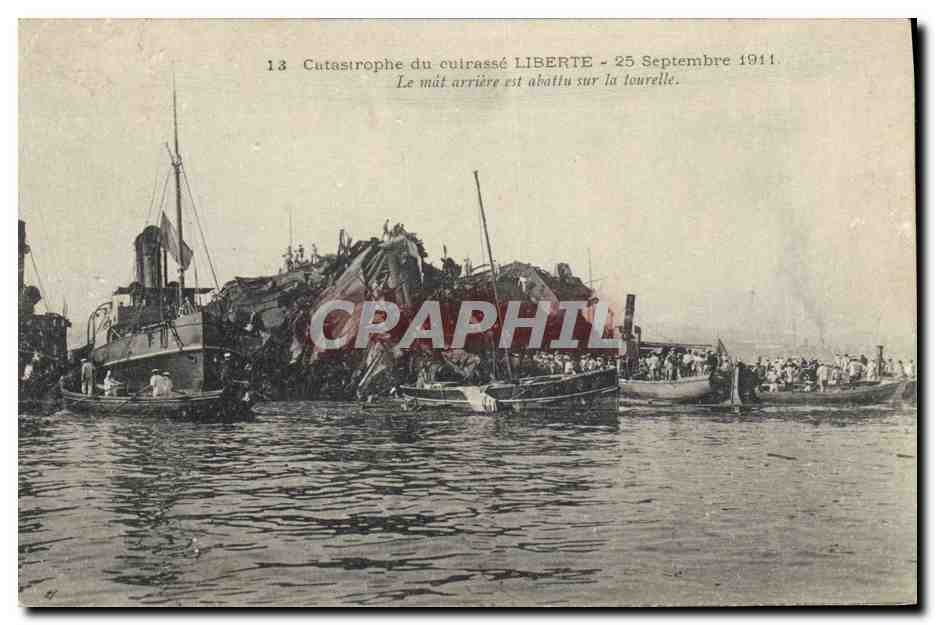 CPA Bateau Catastrophe du Liberte Le mat arriere est abattu sur la tourelle 