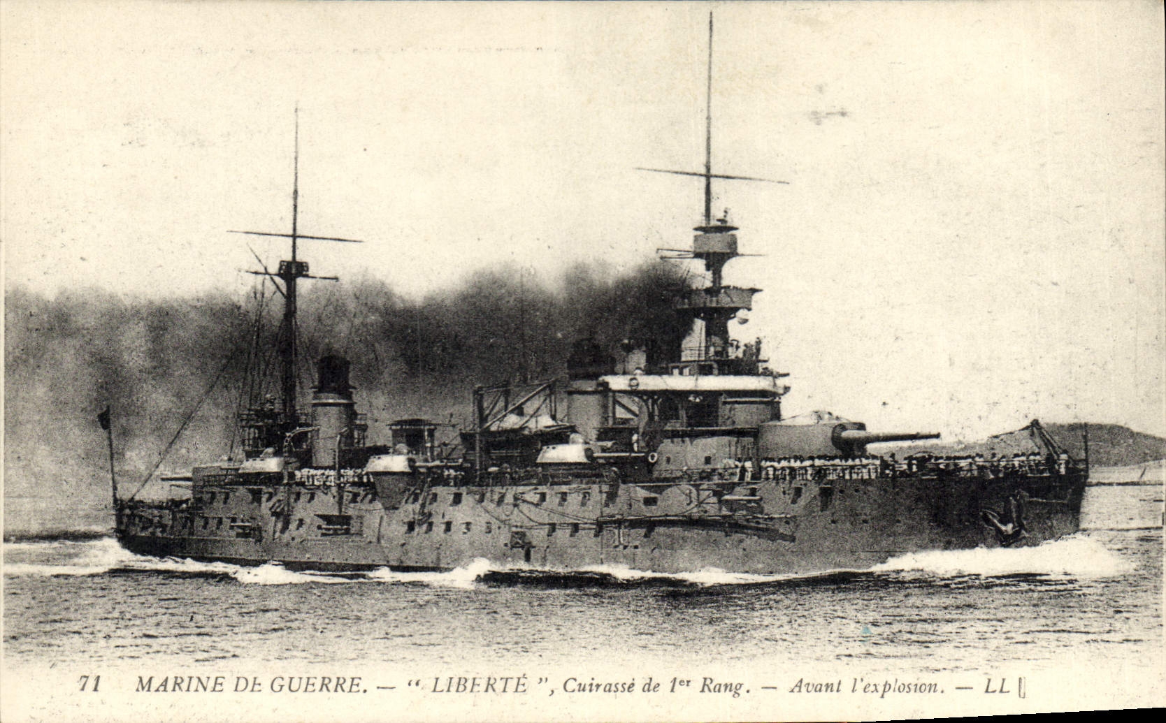 CPA Bateau Liberte Cuirasse de 1er rang Avant l'explosion 
