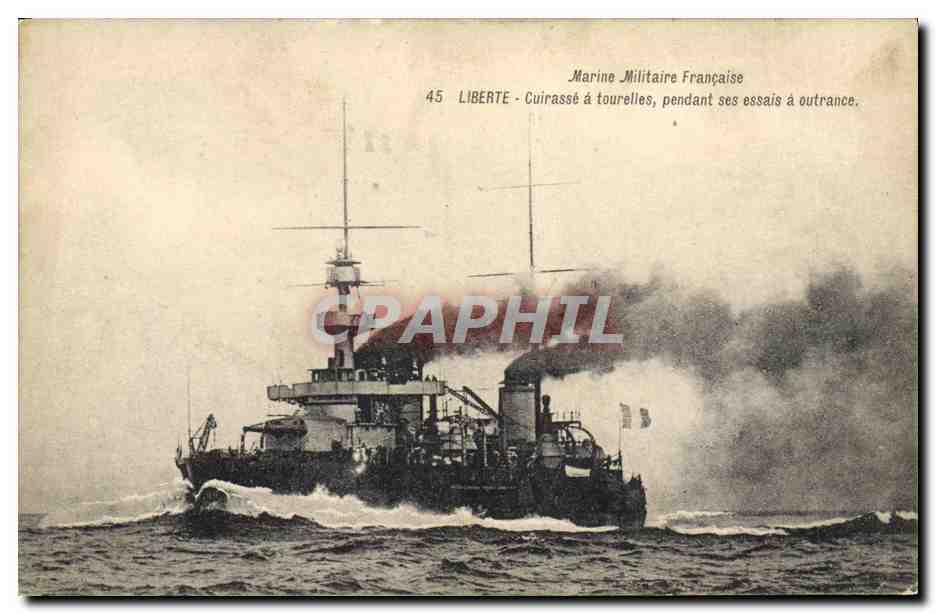 CPA Bateau Liberte Cuirasse a tourelles pendant ses essais a outrance 