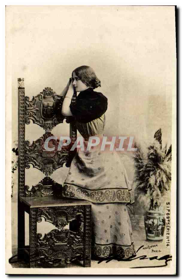 Jeune femme en robe à motifs — pose devant un fauteuil sculpté — Neutinger, Paris, série 914