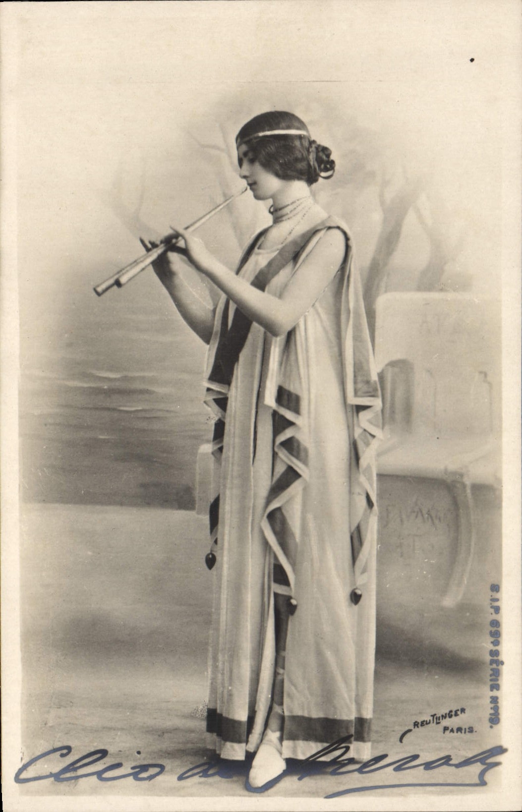 Clio, muse de la musique — femme en robe à motifs jouant de la flûte — Reutlinger Paris, série S.I.P. 694