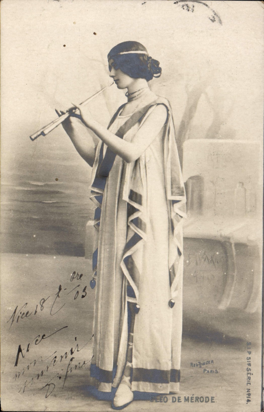 Donna in abito antico che suona il flauto — CéleO de Mérode, Parigi, serie N°14