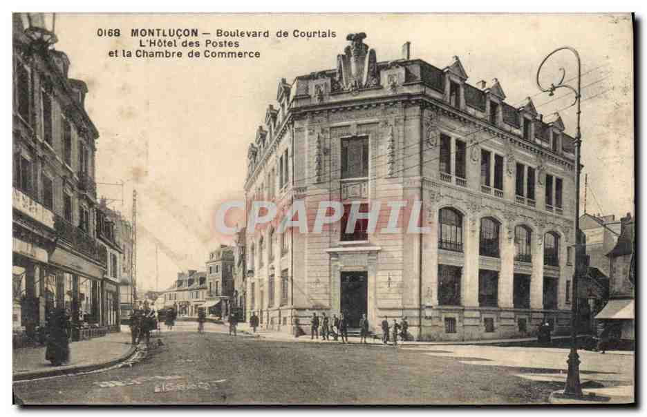 CPA Montlucon Boulevard de Courtais L'hotel des Postes et la Chambre de Commerce 