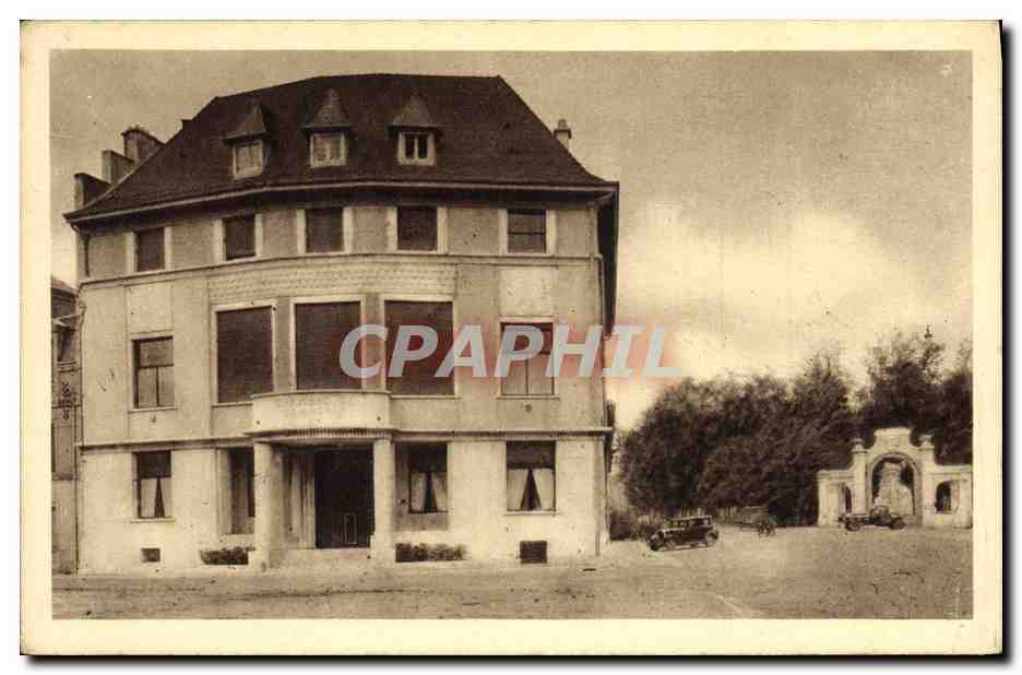 CPA Bourg en Bresse Chambre de Commerce et monument aux morts