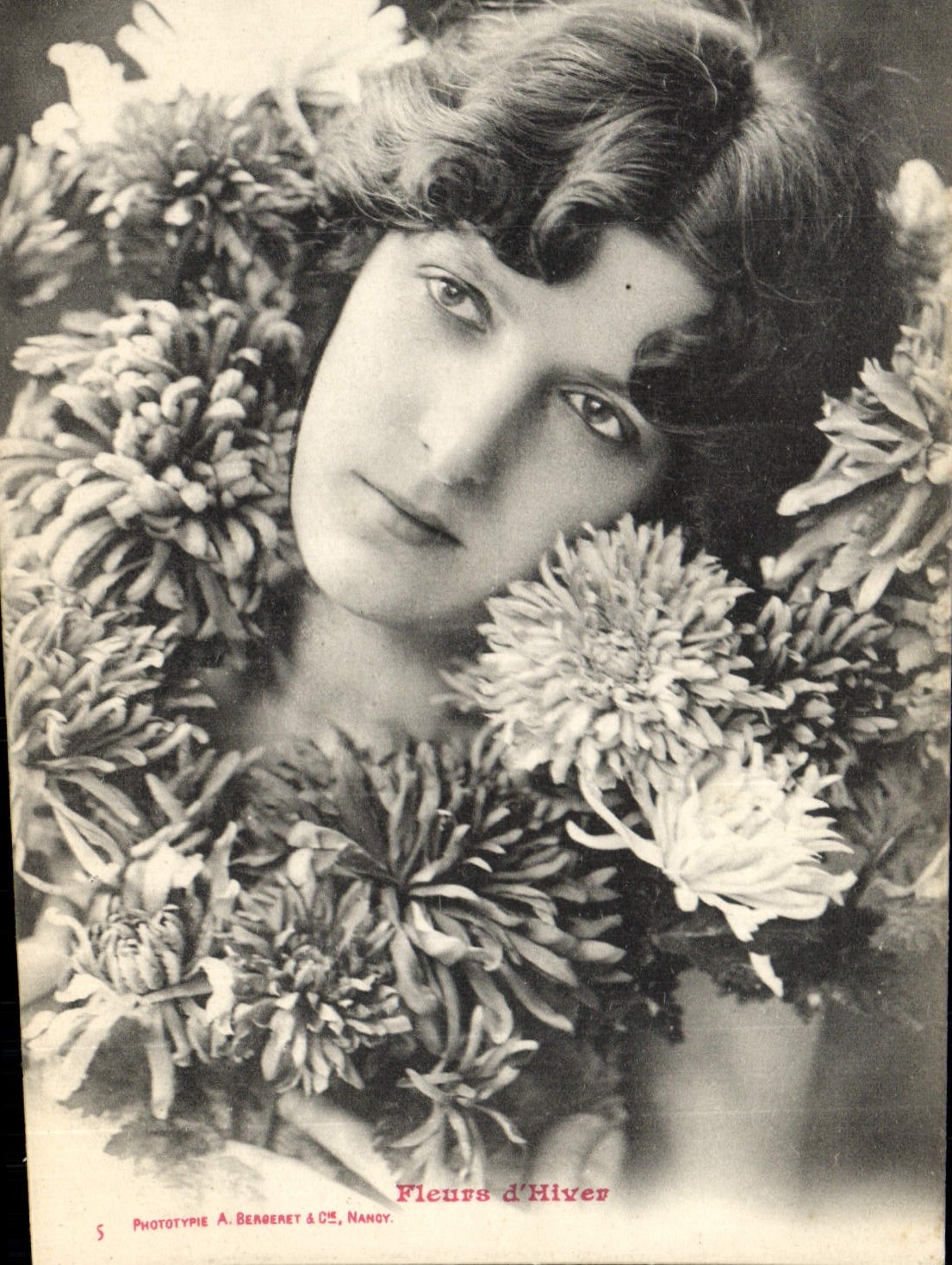 CPA Fantaisie Fleurs d'hiver Femme