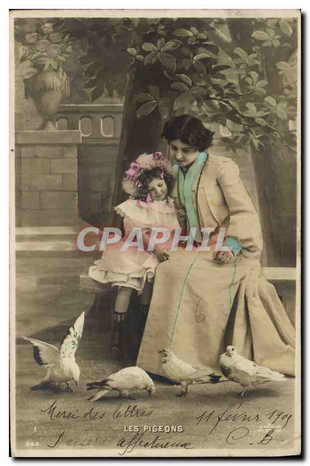 CPA Femme Enfant Pigeons 