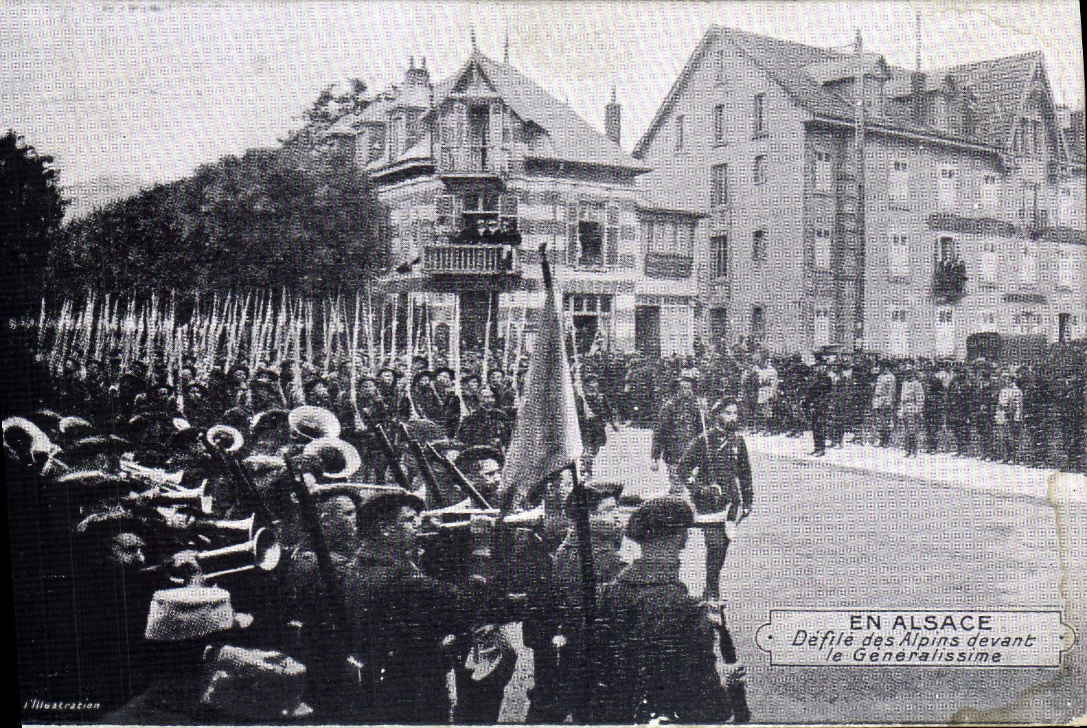 CPA Militaria Chasseurs Alpins En Alsace Defile des Alpins devant le Generalissime