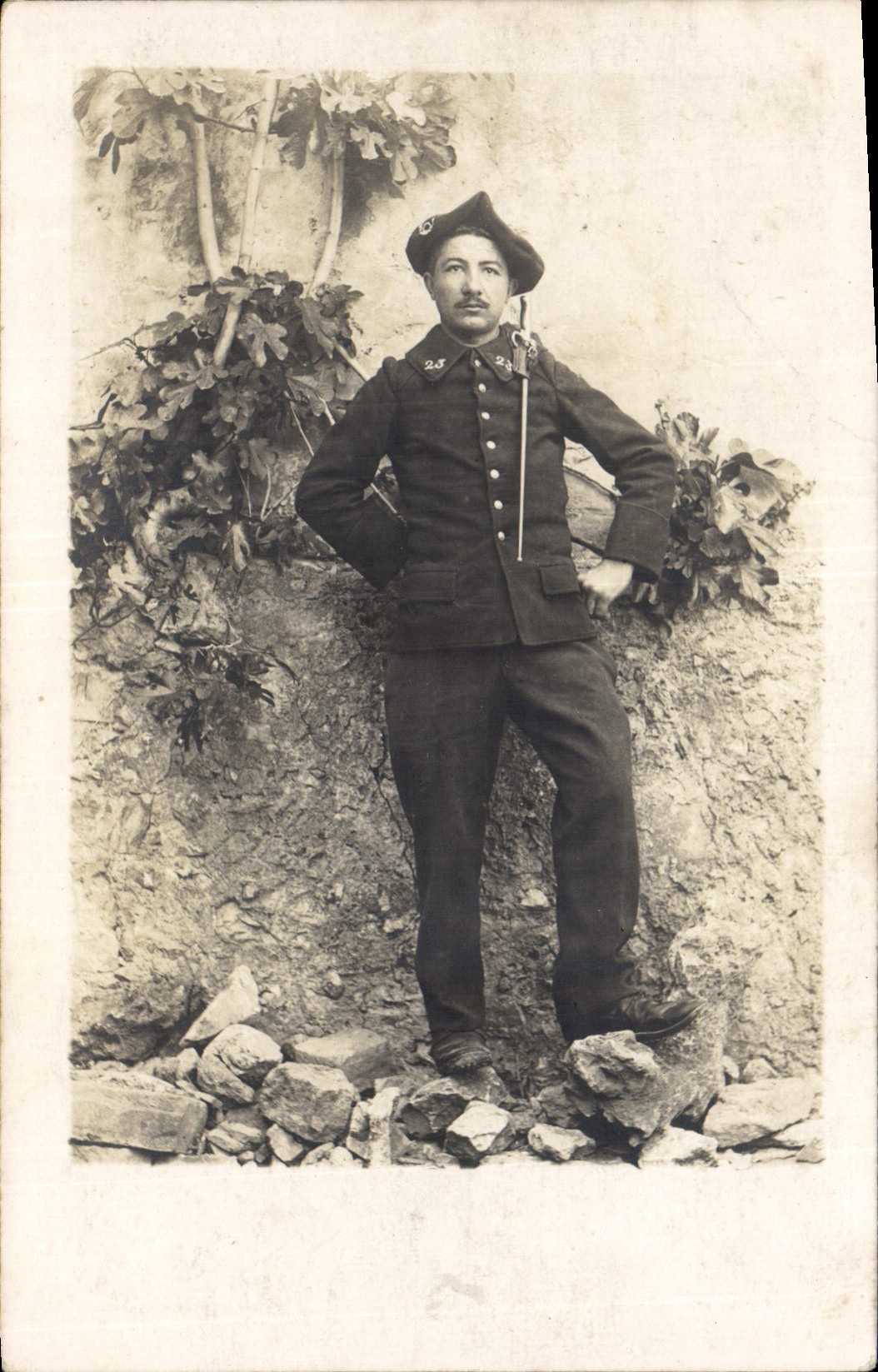 Soldat en uniforme — pose devant mur végétalisé — R. Guilleninot, Bespflug & Cie, Paris