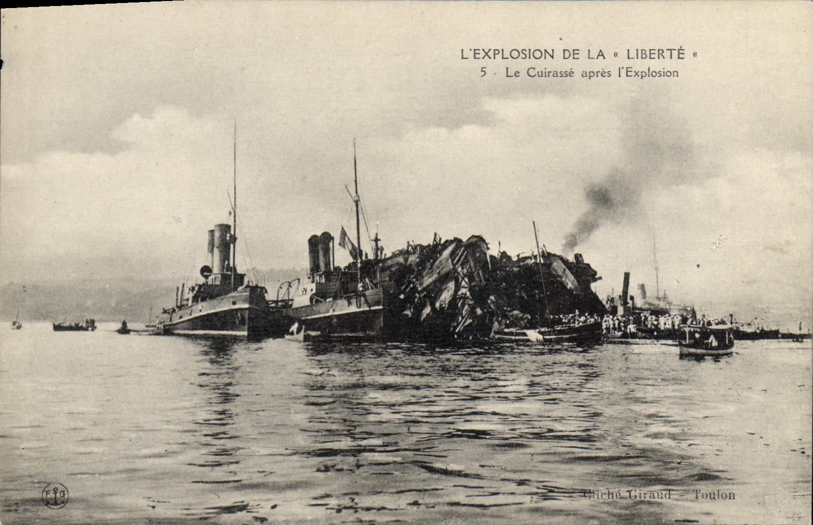 CPA Bateau L'explosion de la Liberte Le cuirasse apres l'explosion