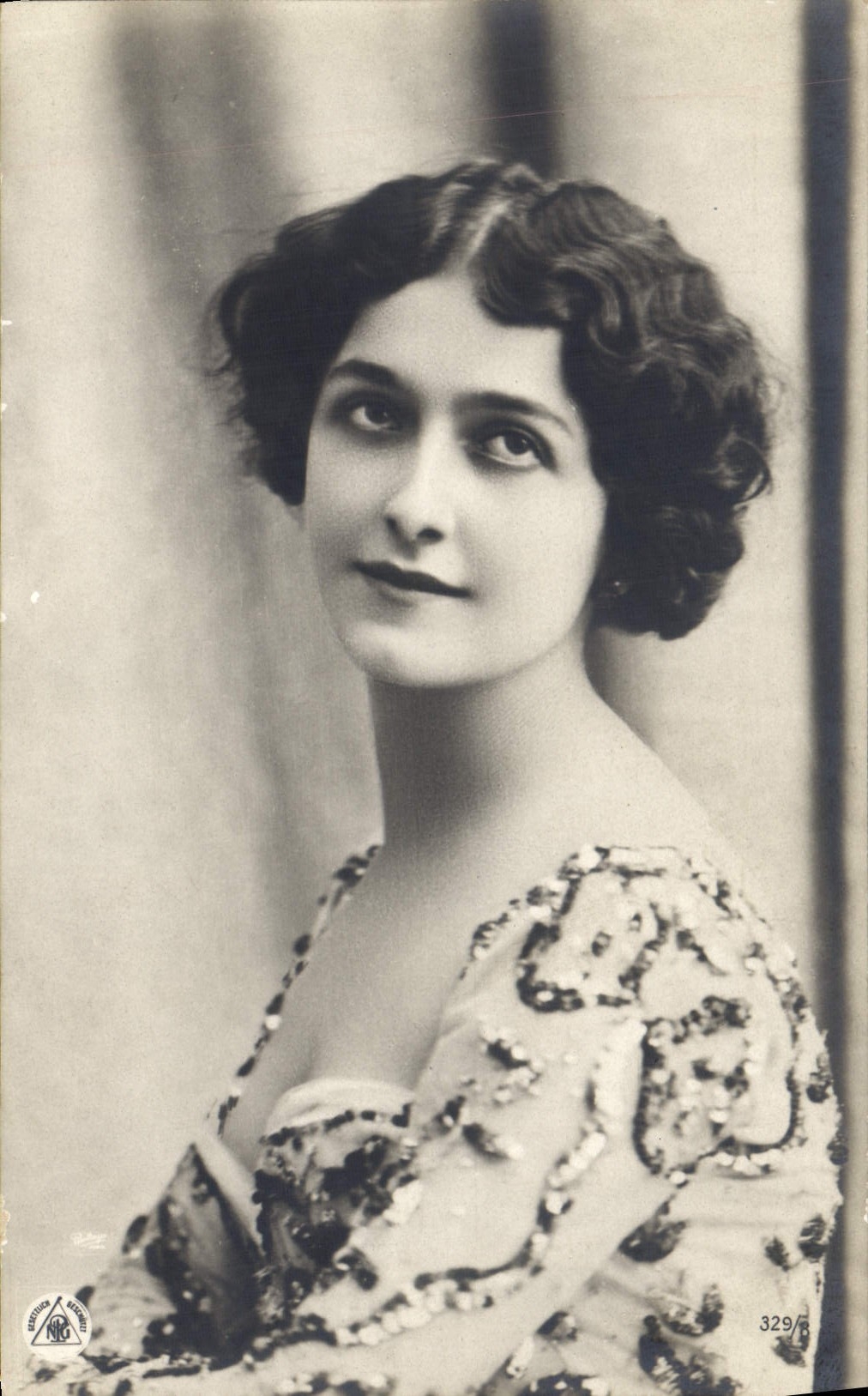 Portrait d'une femme — photographie — NRG, n° 329/3