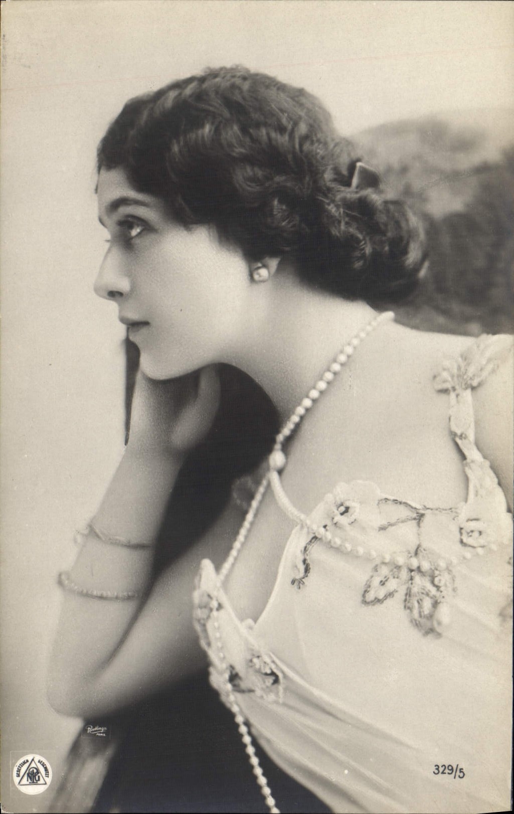 Jeune femme en robe ornée — portrait — éditeur NGC, n° 329/5