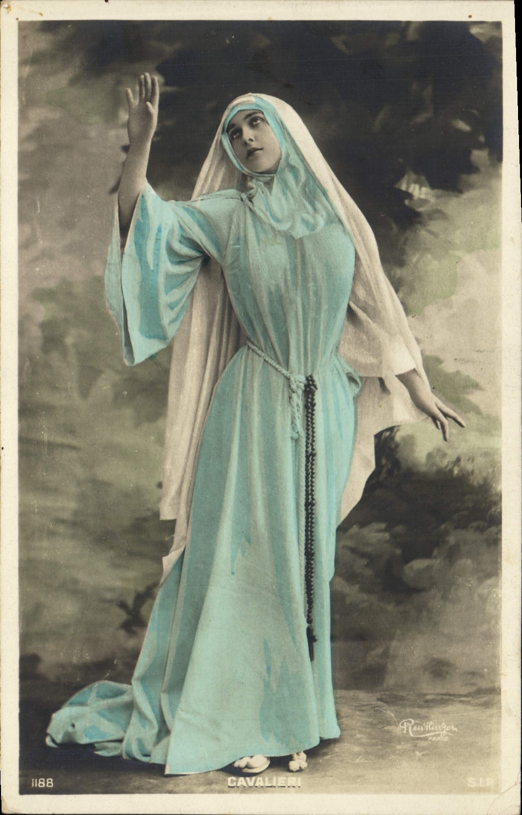 Sœur en robe bleue — scène de théâtre — éditeur Reufler, n° 1188