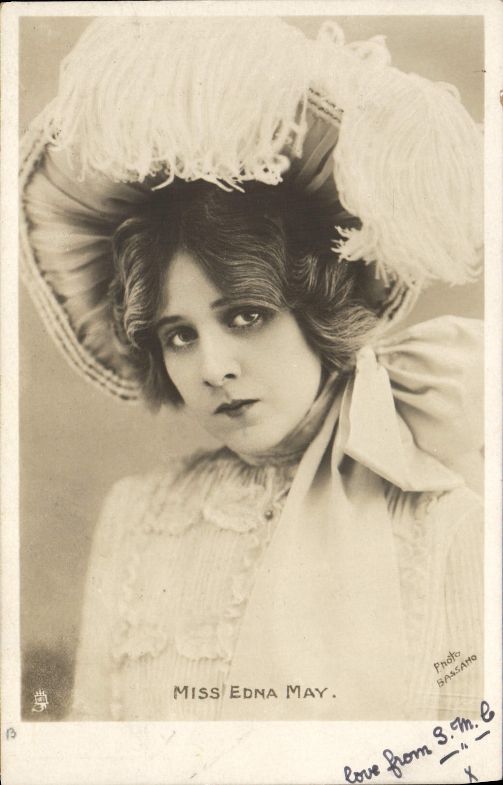 Miss Edna May — photographe Bassamo — série 'Real Photographs' — n°13