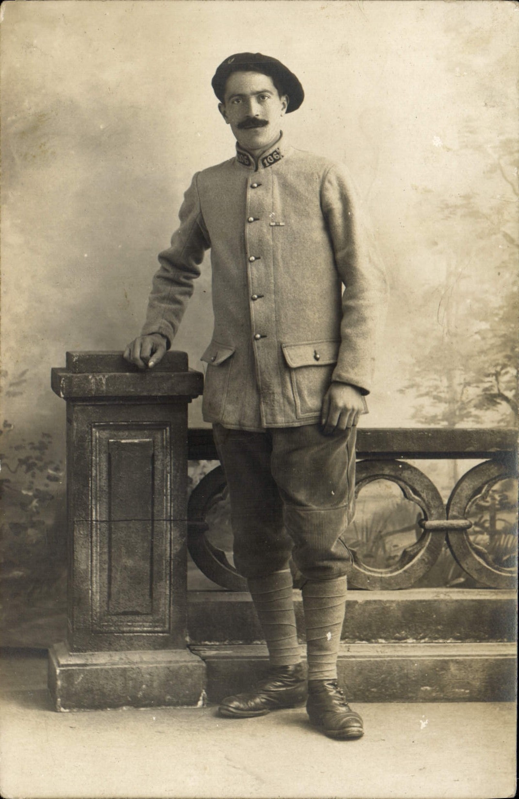 Soldat en uniforme — pose studio — éditeur inconnu, n° de série non visible