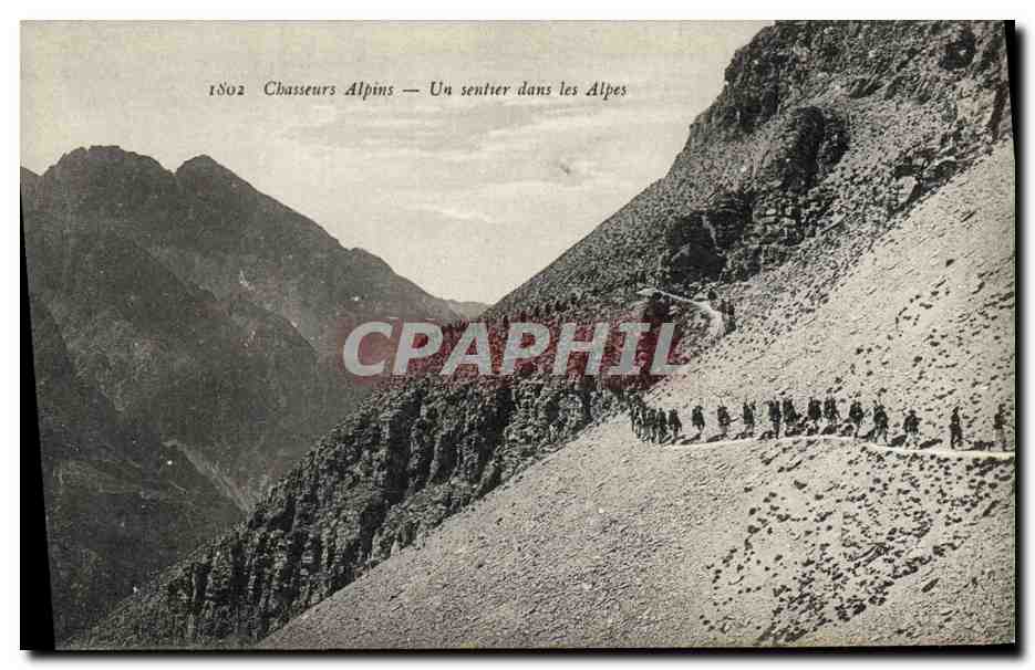 CPA Militaria Chasseurs Alpins Un sentier dans les Alpes