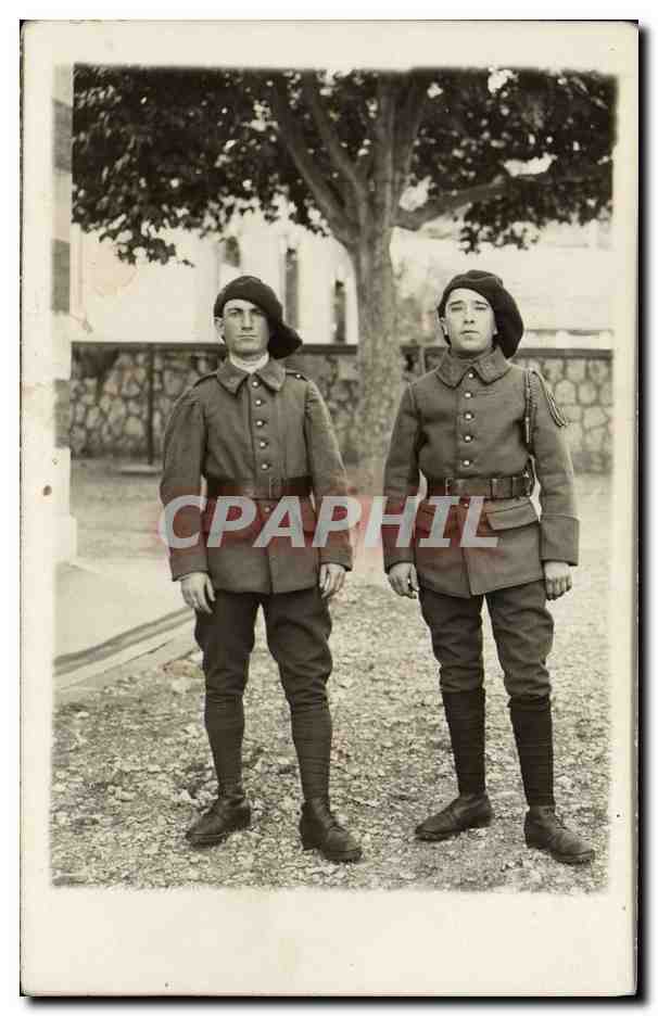 Deux soldats en uniforme — éditeur inconnu, n° de série non visible