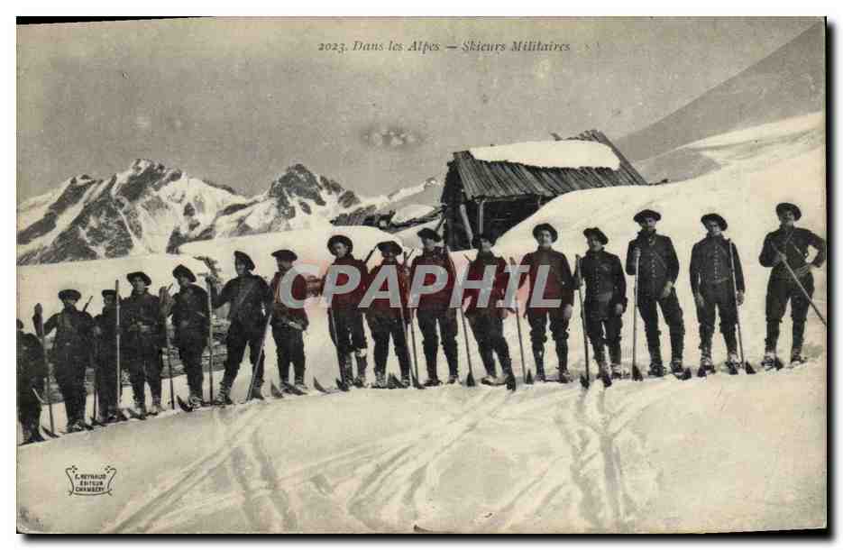 CPA Militaria Chasseurs Alpins Dans les Alpes Skieurs militaires