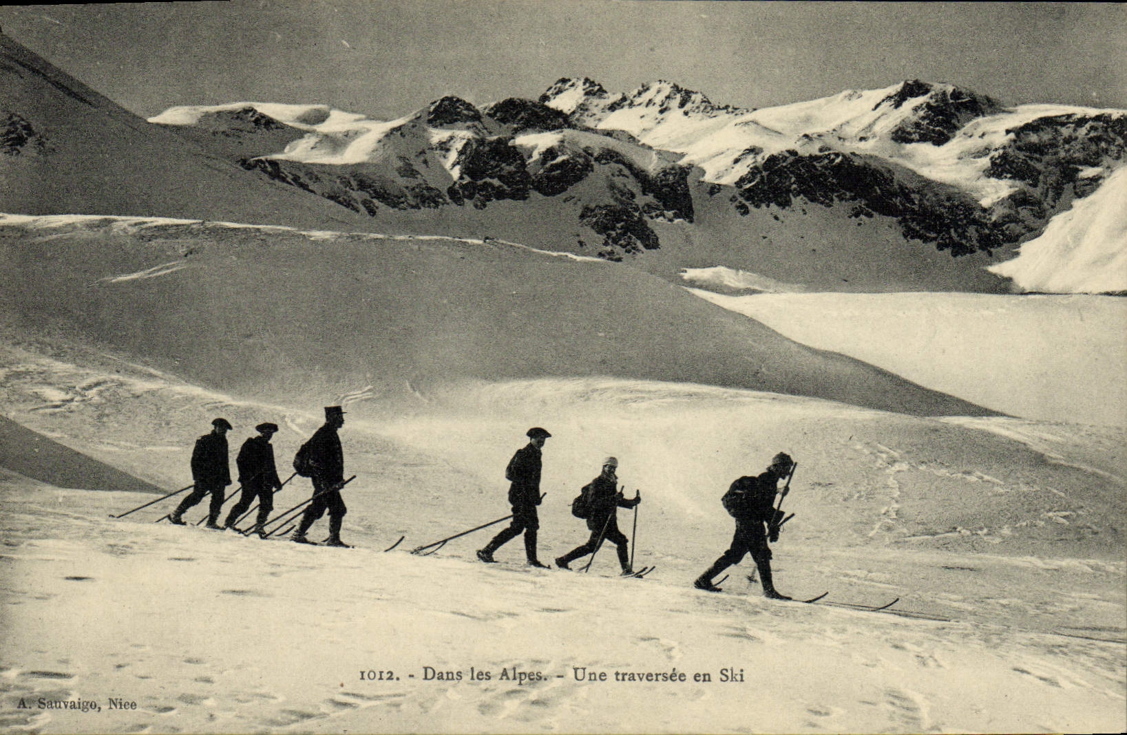 CPA Militaria Chasseurs Alpins Dans les Alpes Une traversee en ski