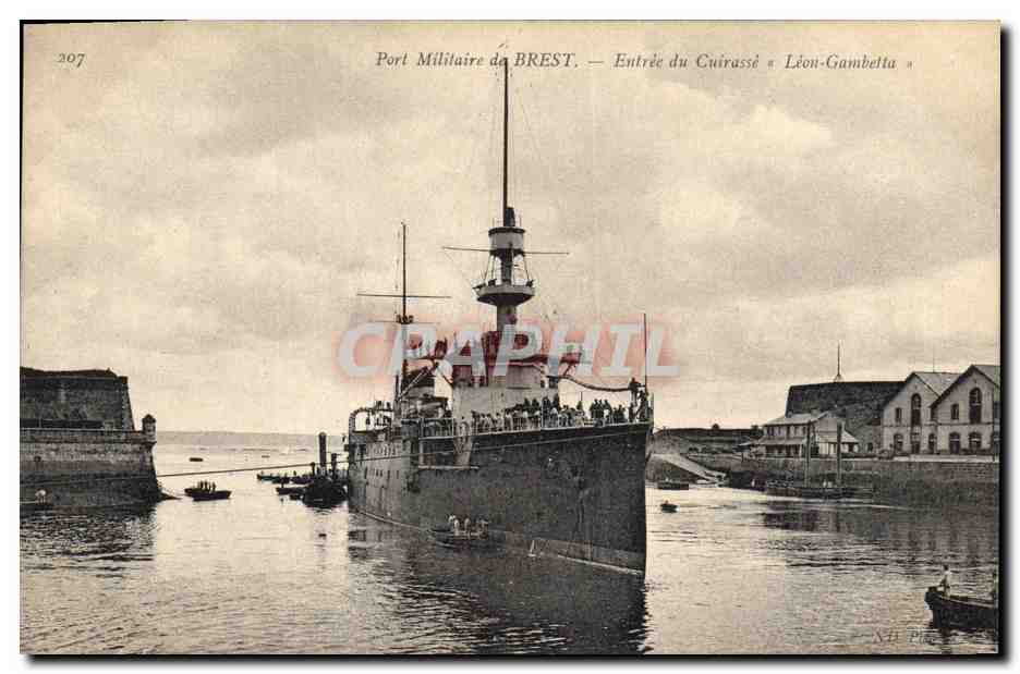 CPA Bateau Port militaire de Brest Entree du cuirasse Leon Gambetta 