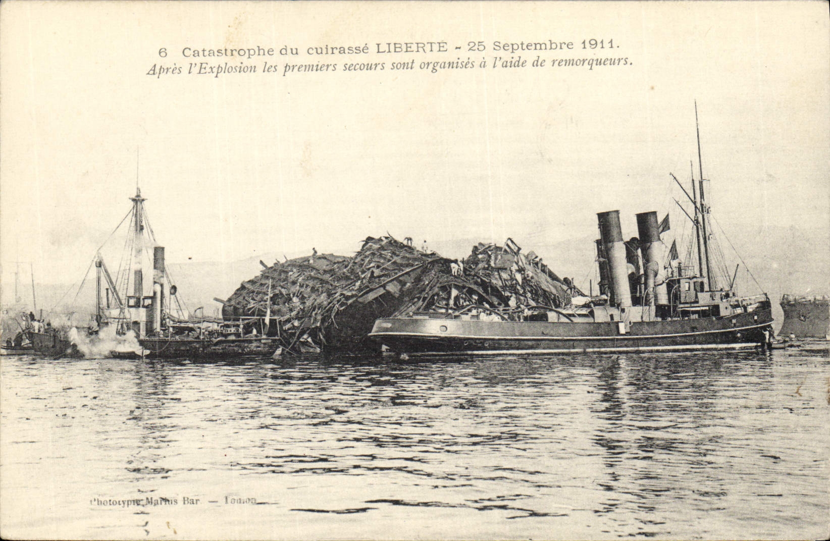CPA Bateau Catastrophe du Liberte Apres l'explosion les premiers secours sont organises a l'aide de remorqueurs 
