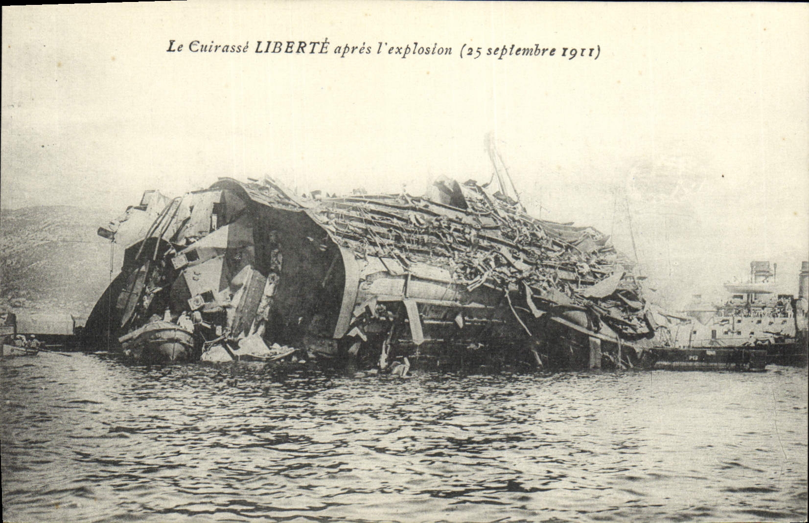 CPA Bateau Le cuirasse liberte apres l'explosion 