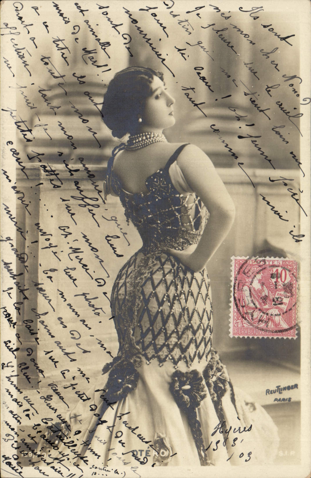 Femme en robe ornée — Reutlinger Paris — n° 103