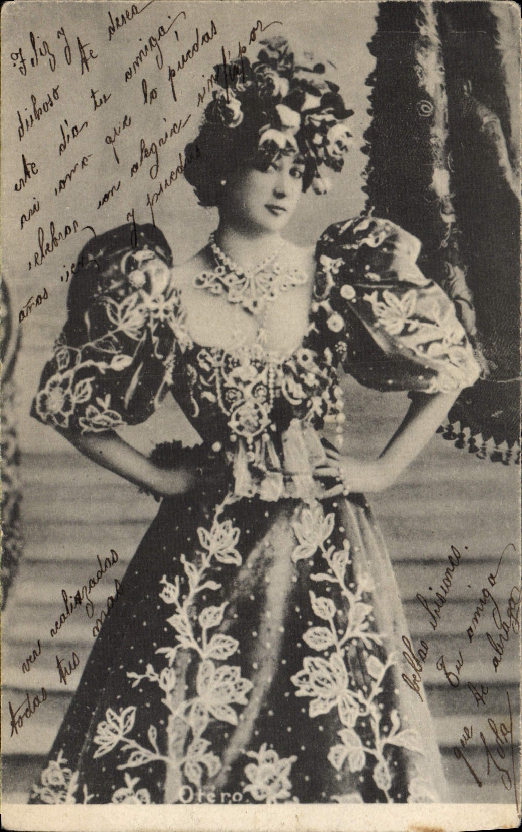 Femme en robe ornée — Otero — éditeur inconnu, n° de série non visible