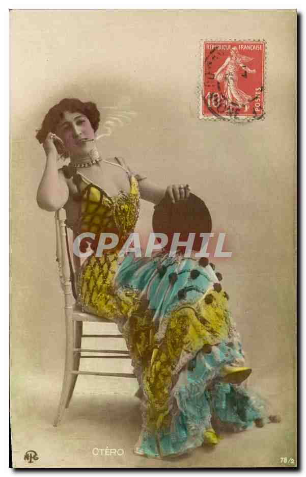 Femme en robe jaune et bleue — Otéro — Phototypie Grano