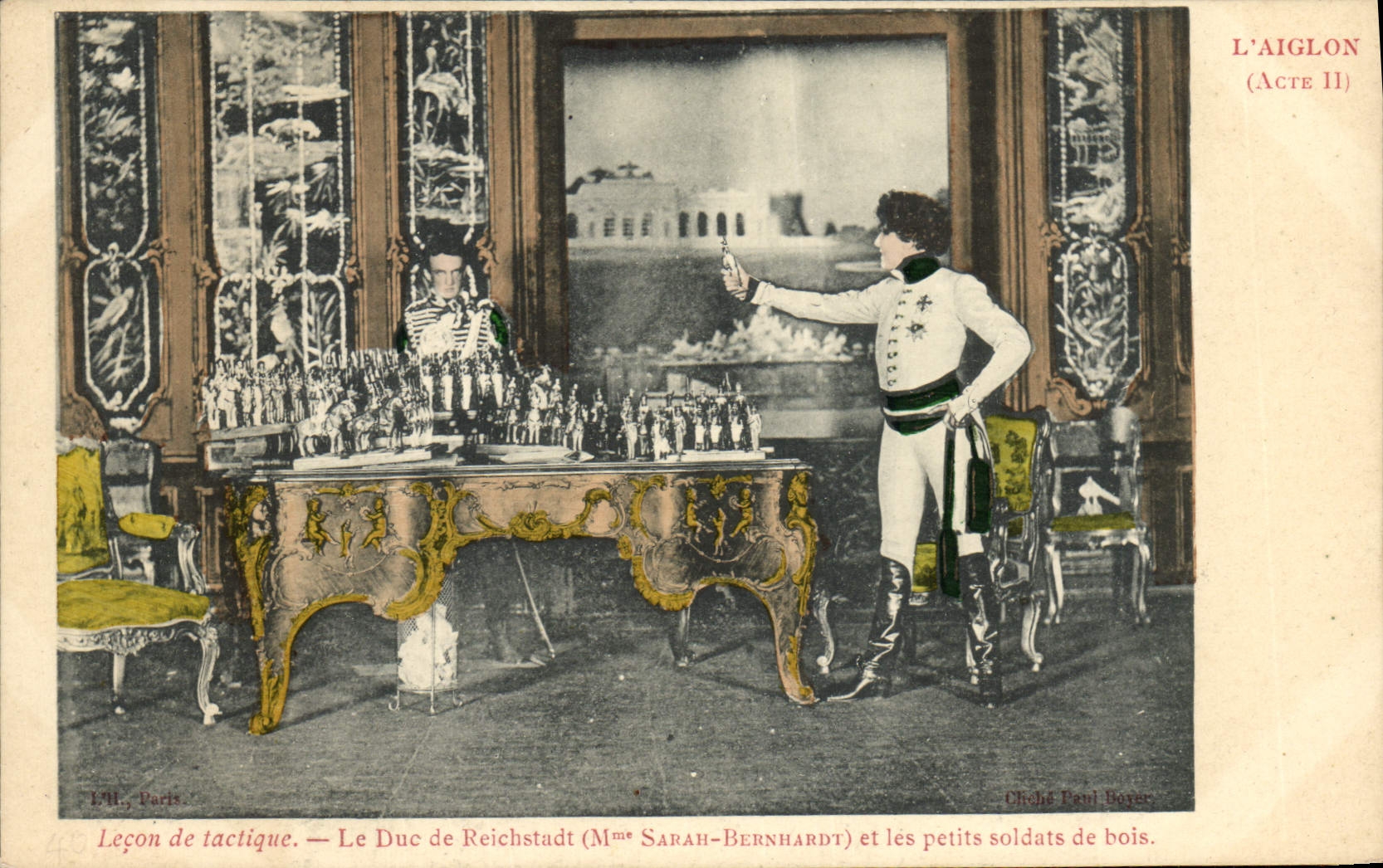 Leçon de tactique — Le Duc de Reichstadt (Mme Sarah-Bernhardt) et les petits soldats de bois — L'Aiglon (Acte II) — Chez Paul Boxer, L'Île, Paris