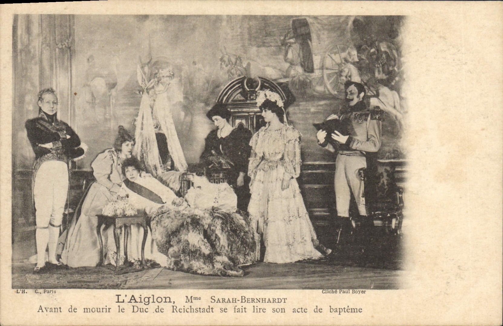 L'Aiglon — Mme Sarah Bernhardt se fait lire son acte de baptême — Cliché Paul Boyer, L.H. C., Paris